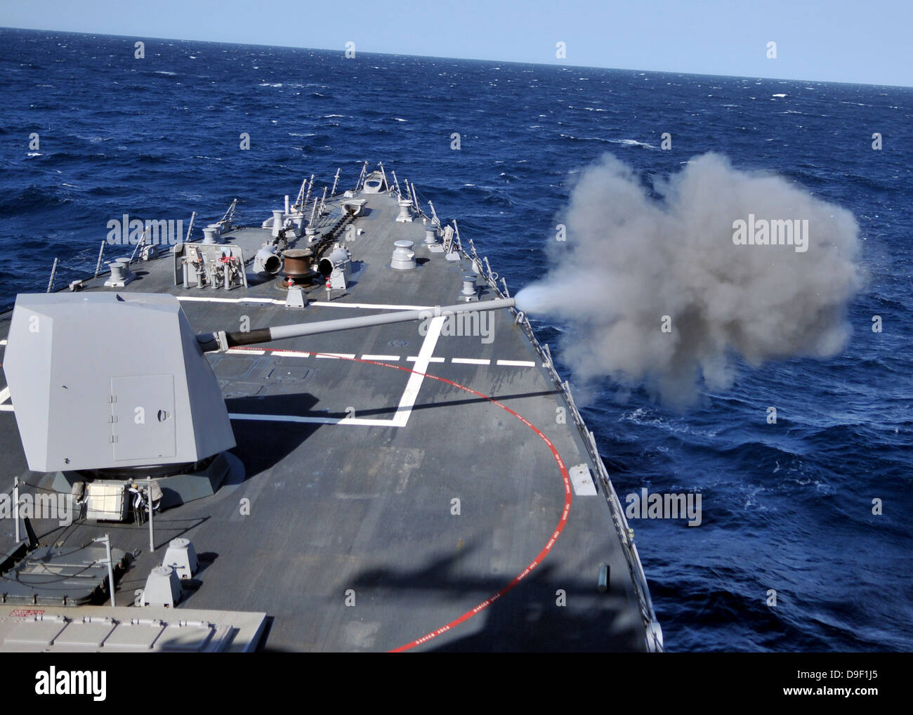 Die MK-45 leichte Waffe feuert an Bord USS Halsey. Stockfoto