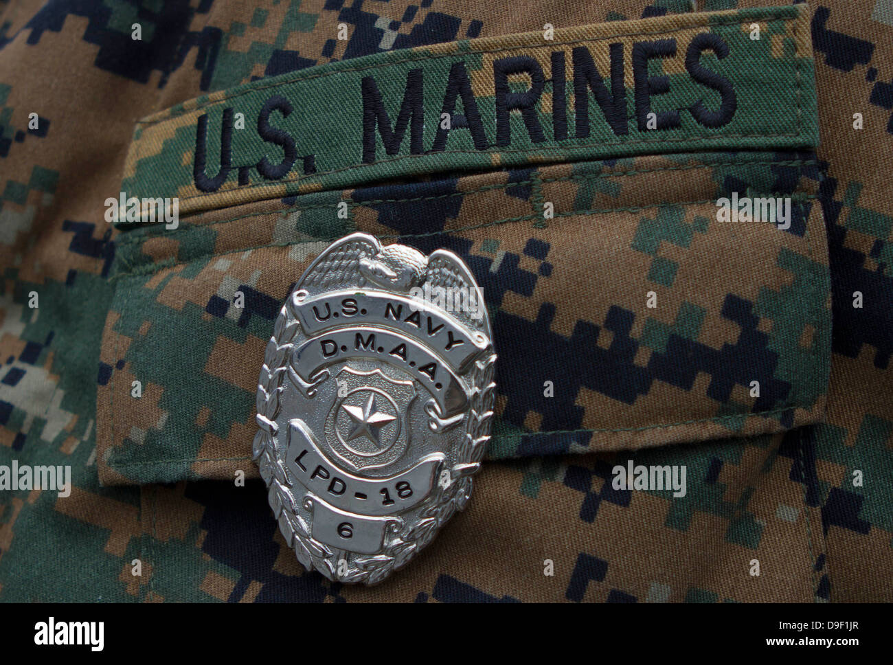 Nahaufnahme eines Pflicht Waffenwart Abzeichen auf der Uniform der US-Marine. Stockfoto