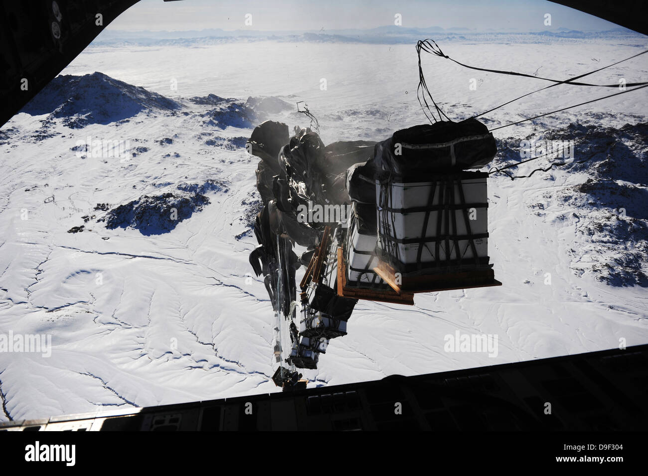 Paletten sind aus einer c-130 Hercules über Afghanistan veröffentlicht. Stockfoto