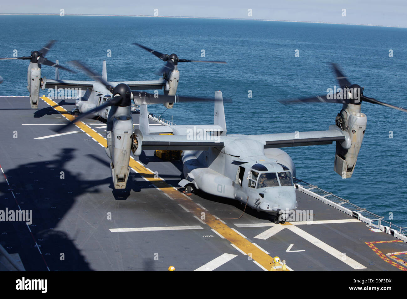 MV-22 Osprey Tiltrotor Flugzeuge auf dem Flugdeck der USS Kearsarge. Stockfoto