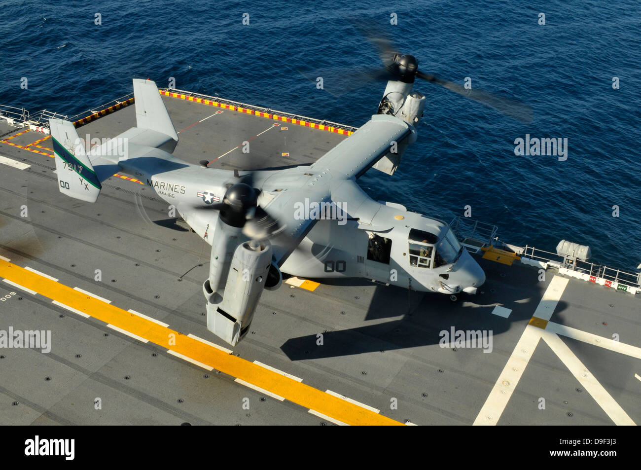 Ein MV-22 Osprey landet an Bord USS Peleliu. Stockfoto