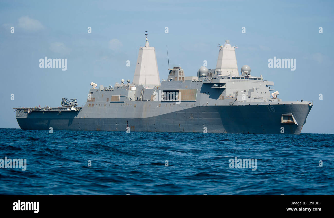 Persischen Golf, 7. Februar 2012 - die amphibious Transport dock Schiff, die USS New Orleans ist im Gange in den Persischen Golf. Stockfoto