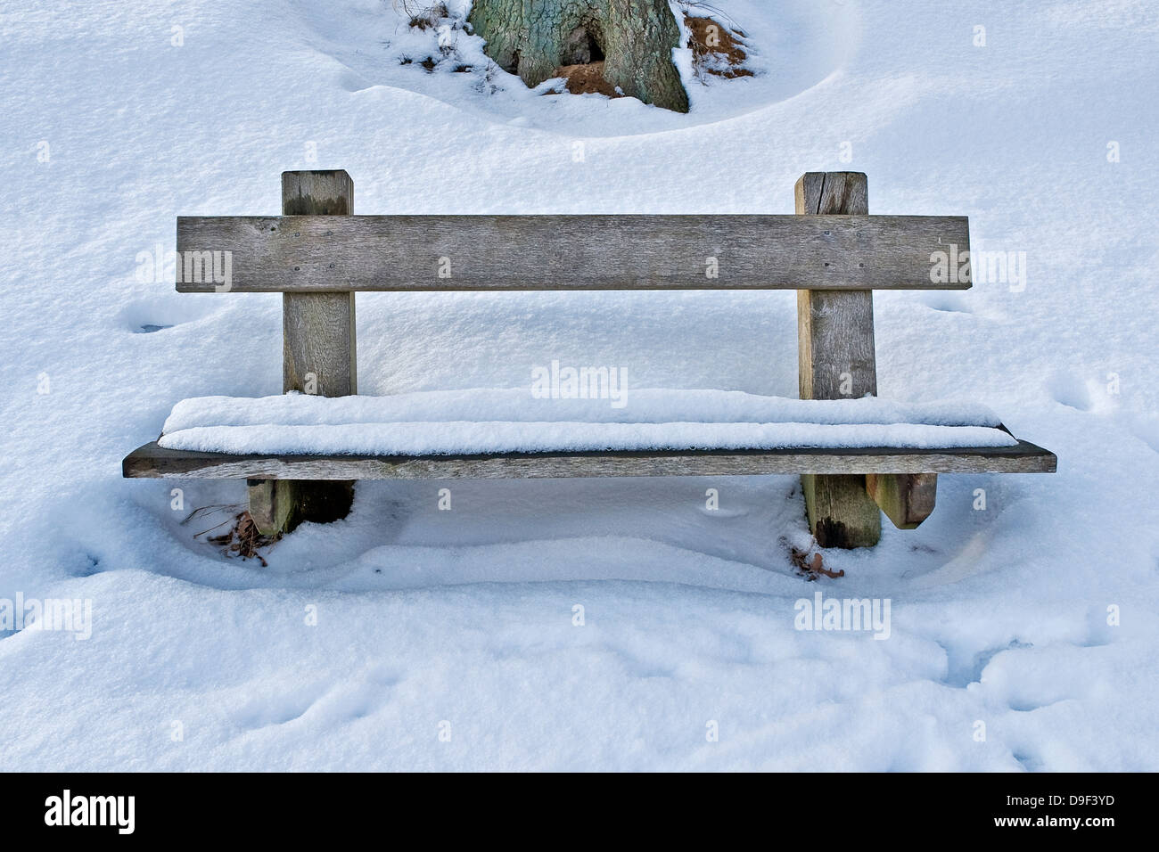 Hölzerne Bank im Schnee, Holzbank im Schnee Stockfoto