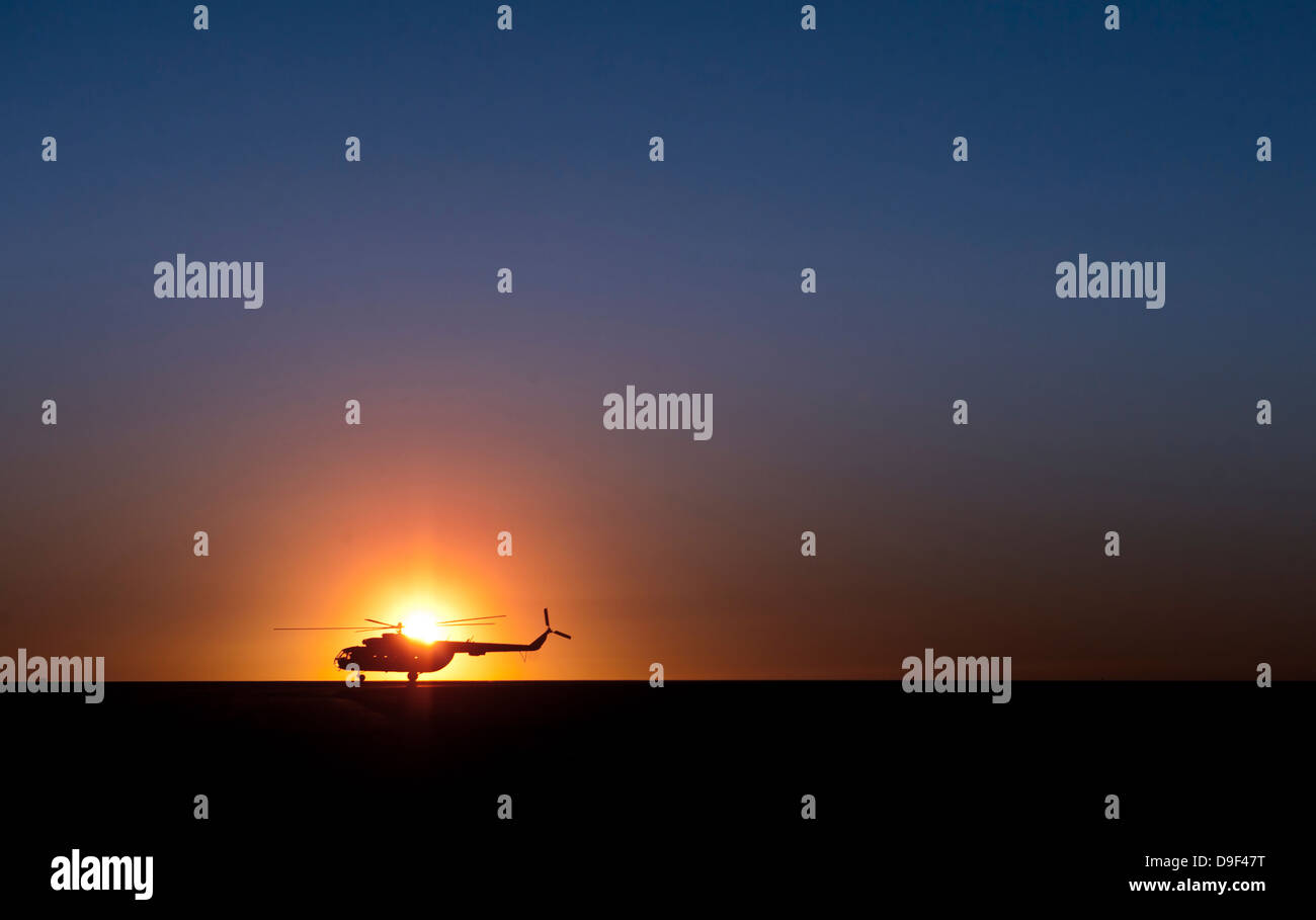 Sikorsky S - 61L Mk II Hubschrauber taxis auf dem Laufsteg bei Sonnenaufgang. Stockfoto