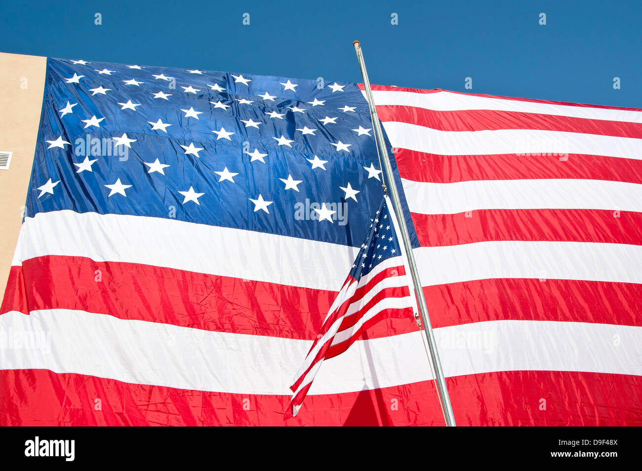 Die amerikanische Flagge hängt über einem Hauptquartier in Afghanistan. Stockfoto