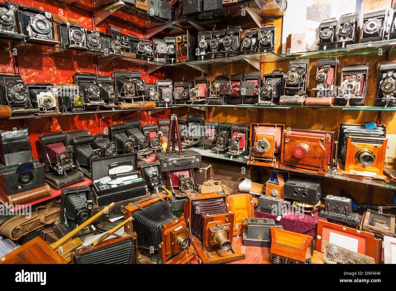 Shop, Portobello Road, London, England anzeigen Vintage Kameras Stockfoto