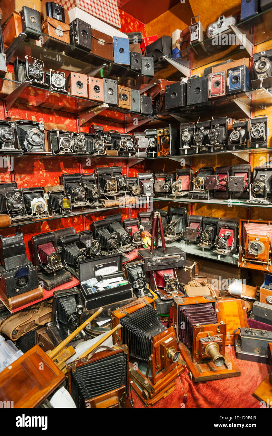 Shop, Portobello Road, London, England anzeigen Vintage Kameras Stockfoto