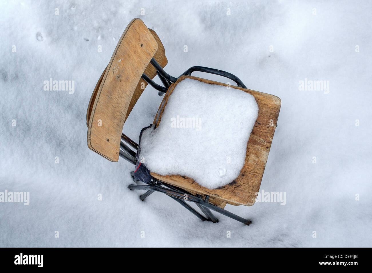 Stacked Stühle im Schnee, Stacked Stühle im Schnee Stockfoto