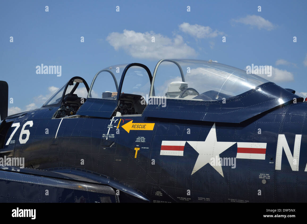 Nahaufnahme des Cockpits eines t-28 Trojan Flugzeugs. Stockfoto