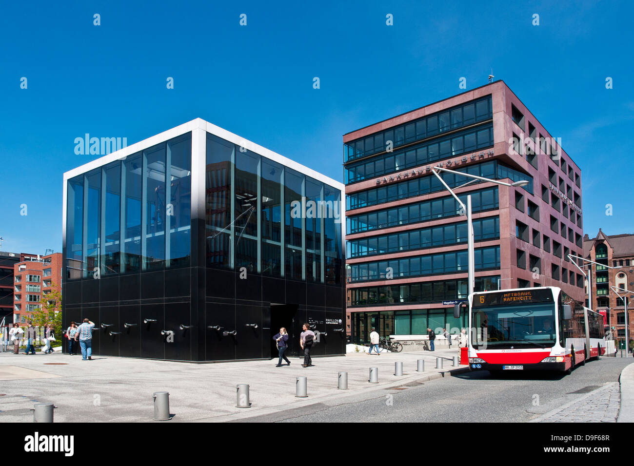 Bürogebäude und ein Pavillon von Informationen der Elbphilharmonie in der Hafen-Stadt-Bürogebäude und Informationen Pavi Stockfoto