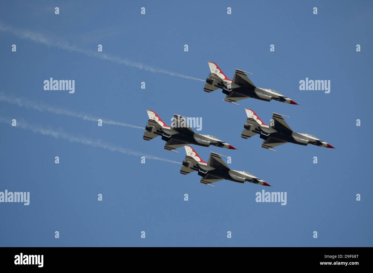 Die United States Air Force Thunderbirds Demonstration Squadron fliegen in Diamant-Formation in Lakeland, Florida. Stockfoto Die United States Air Force Thunderbirds Demonstration Squadron fliegen in Diamant-Formation in Lakeland, Florida. Stockfoto