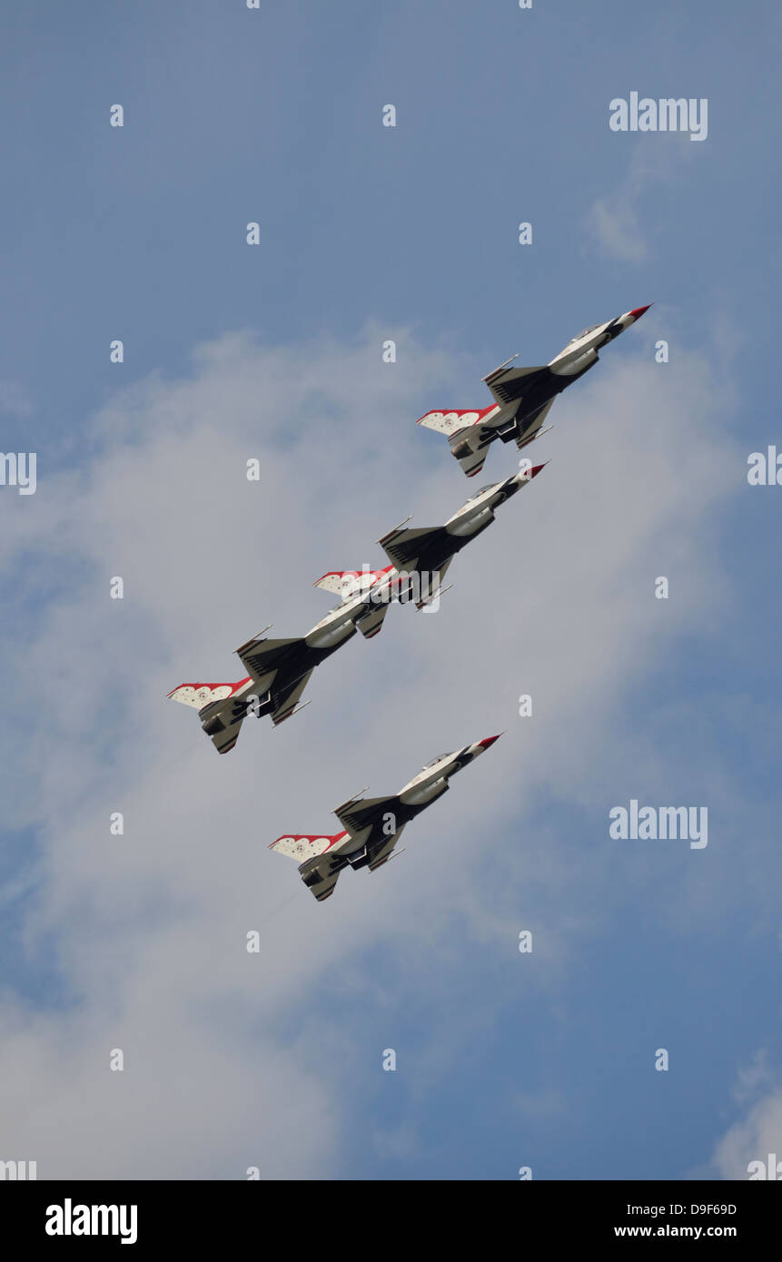 Die United States Air Force Thunderbirds Demonstration Geschwader fliegen in Formation über Lakeland, Florida. Stockfoto Die United States Air Force Thunderbirds Demonstration Geschwader fliegen in Formation über Lakeland, Florida. Stockfoto