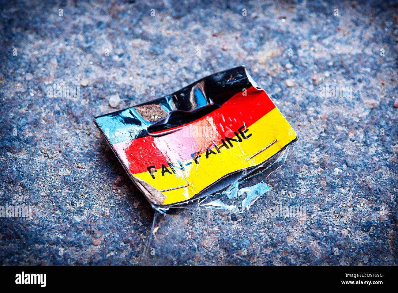 Die Reste der Verpackung Deutschland Fan Flagge die Überreste der Verpackung eine deutsche Fan-Fahne Stockfoto