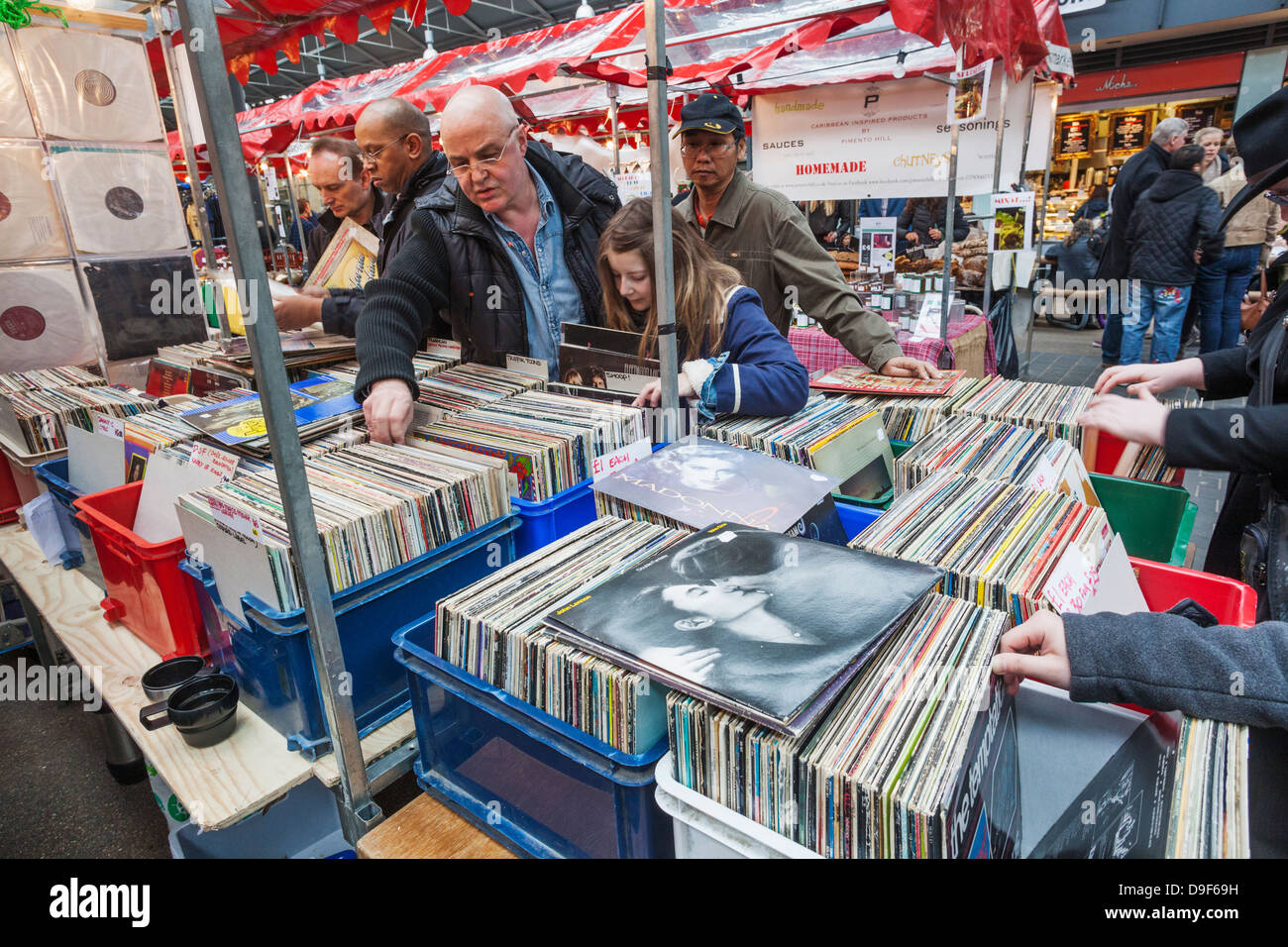 England, London, Shoreditch, Spitafields Markt, Stall verkaufen Vintage Records Stockfoto