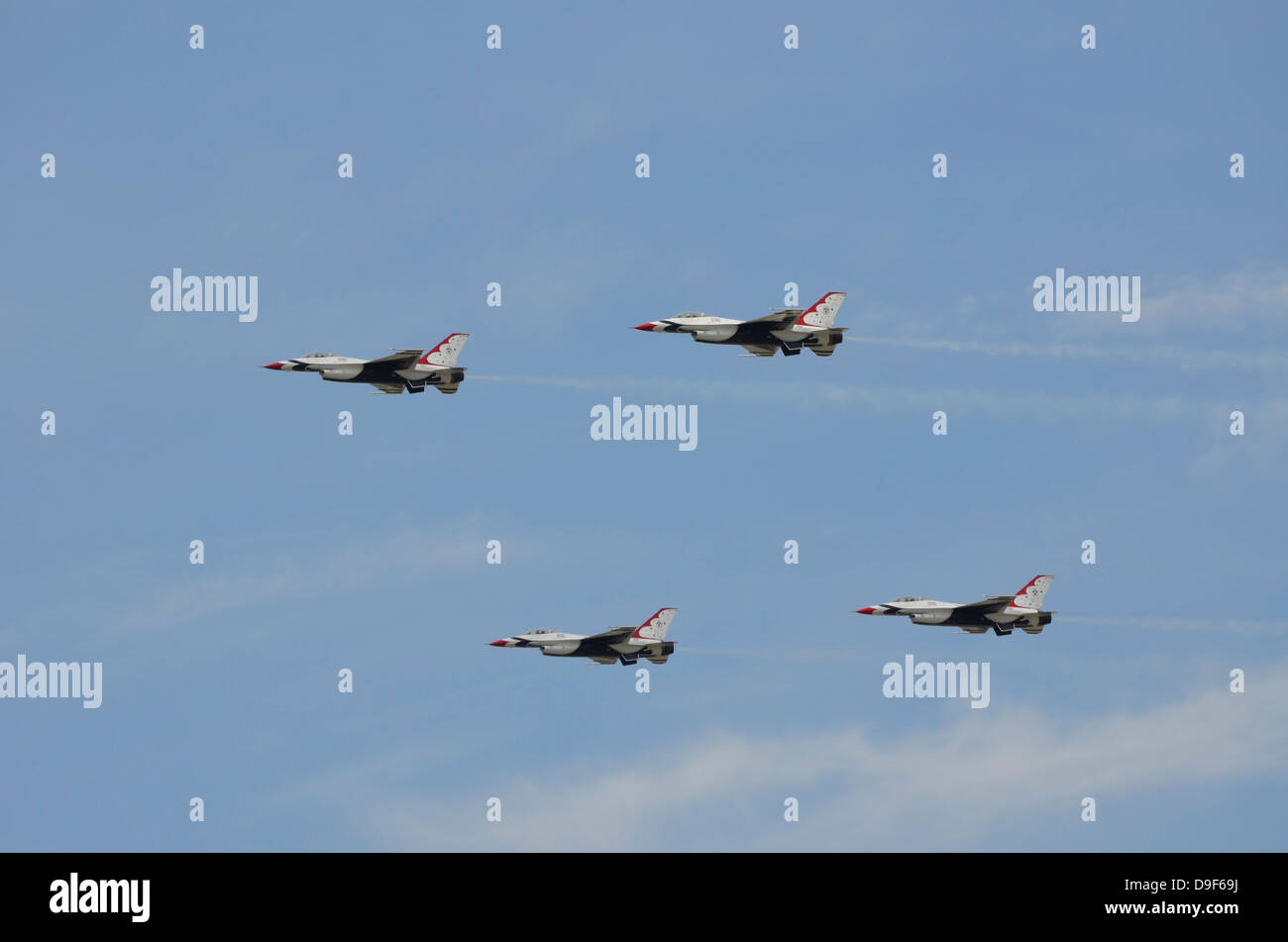 Die United States Air Force Thunderbirds Demonstration Geschwader fliegen in Formation über Lakeland, Florida. Stockfoto Die United States Air Force Thunderbirds Demonstration Geschwader fliegen in Formation über Lakeland, Florida. Stockfoto