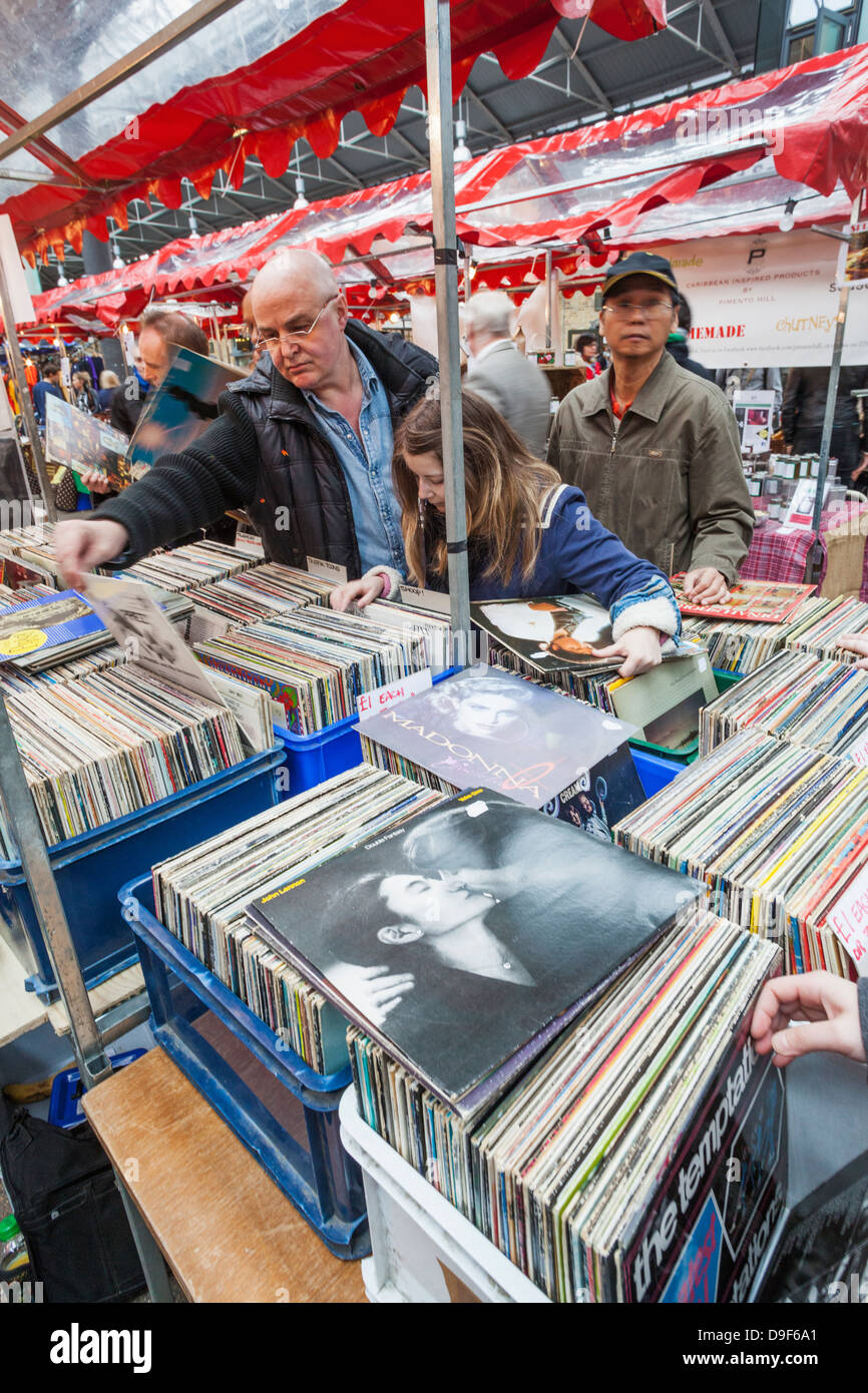 England, London, Shoreditch, Spitafields Markt, Stall verkaufen Vintage Records Stockfoto