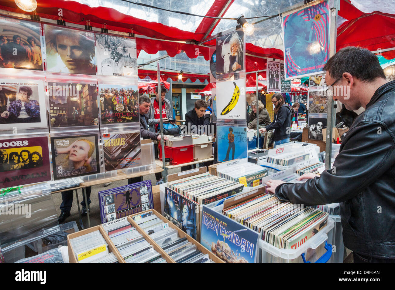 England, London, Shoreditch, Spitafields Markt, Stall verkaufen Vintage Records Stockfoto