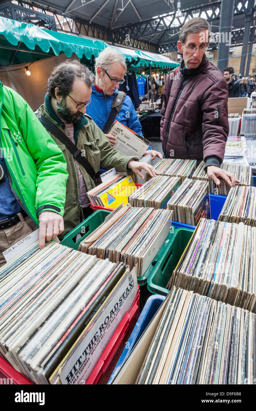 England, London, Shoreditch, Spitafields Markt, Stall verkaufen Vintage Records Stockfoto