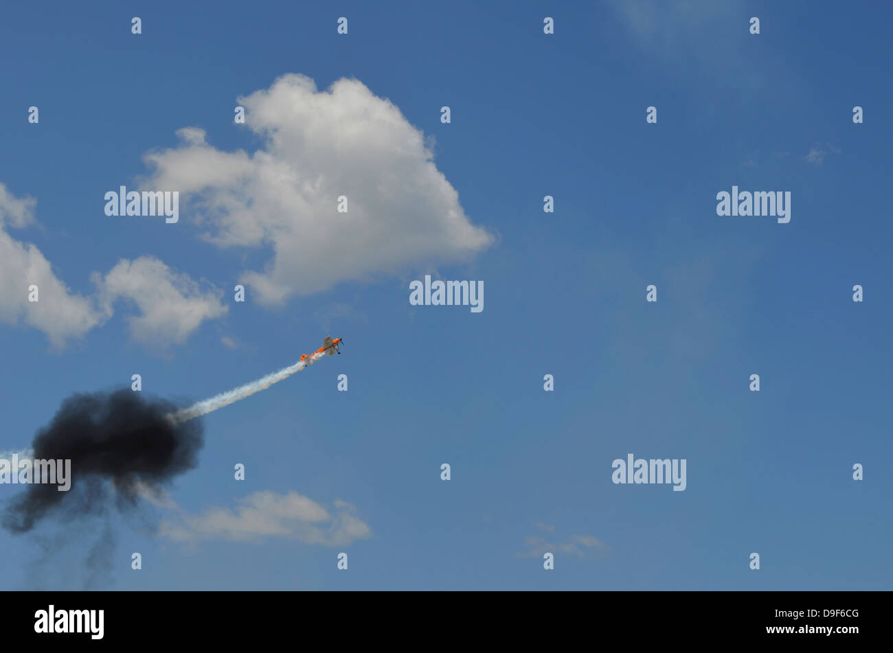 Eine Jakowlew Jak - 55M Kunstflug Flugzeug fliegt durch einen Rauch Ring, Lakeland, Florida. Stockfoto