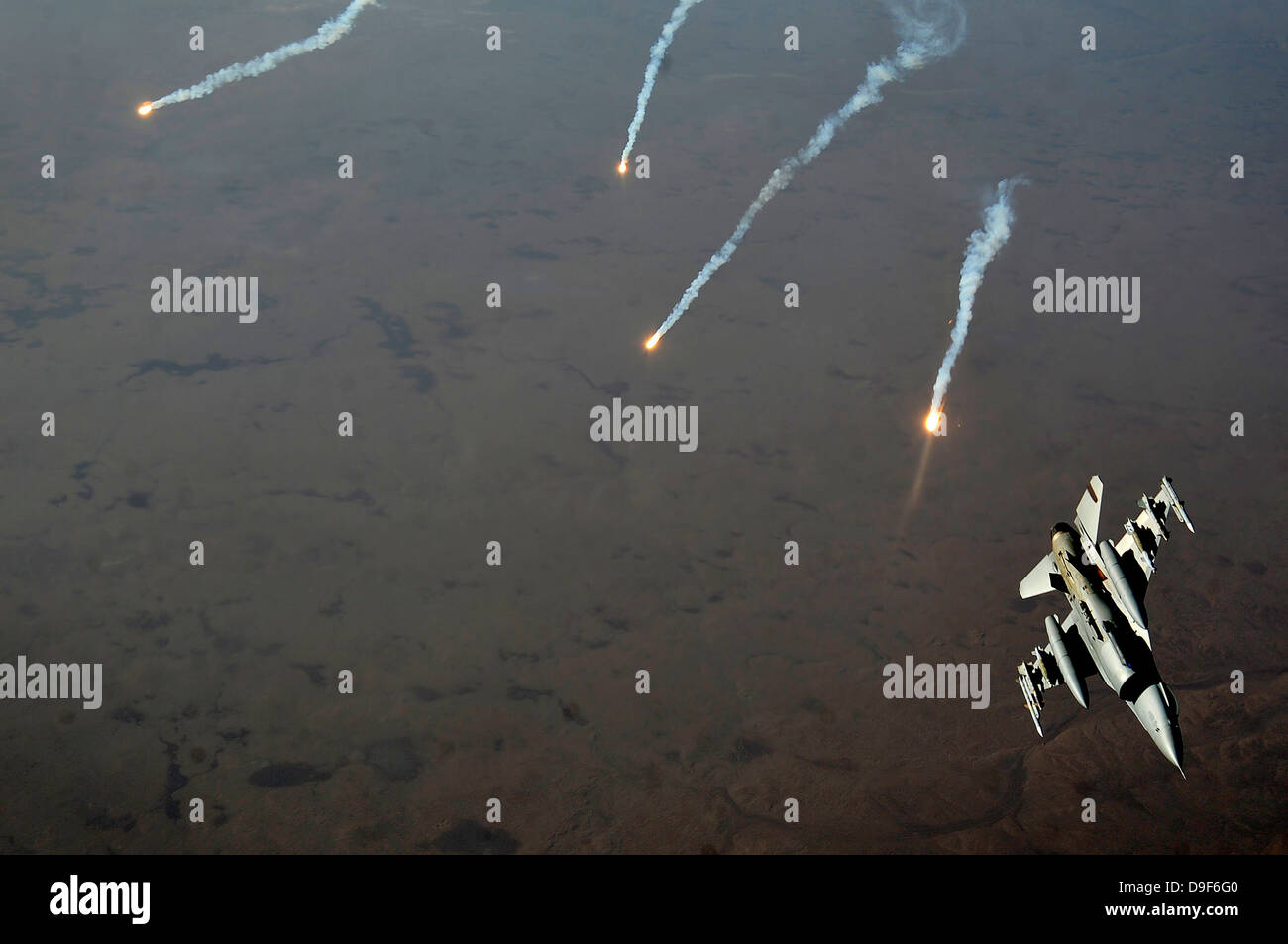 9. November 2011 - Stellplätze ein f-16 Fighting Falcon Jet während knallende Fackeln in der Irakfrage. Stockfoto