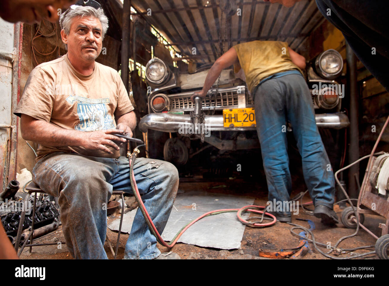 Garage mit US-Oldtimer aus den 50er Jahren in Havanna, Kuba, Karibik Stockfoto