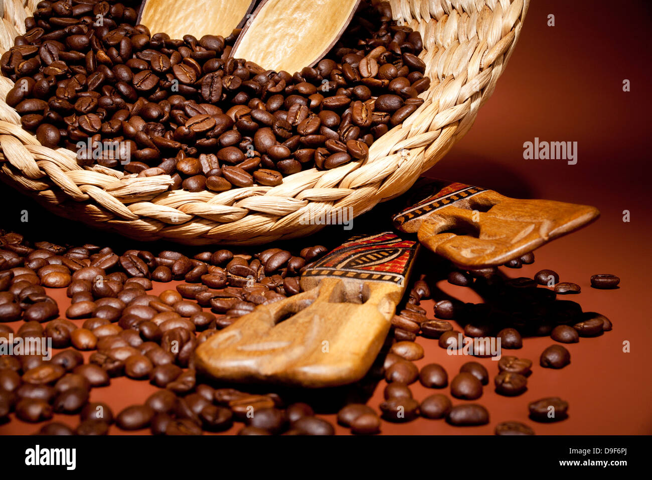 Schüssel mit frisch gerösteten Kaffeebohnen, Bowling von frisch gerösteten Kaffeebohnen Stockfoto