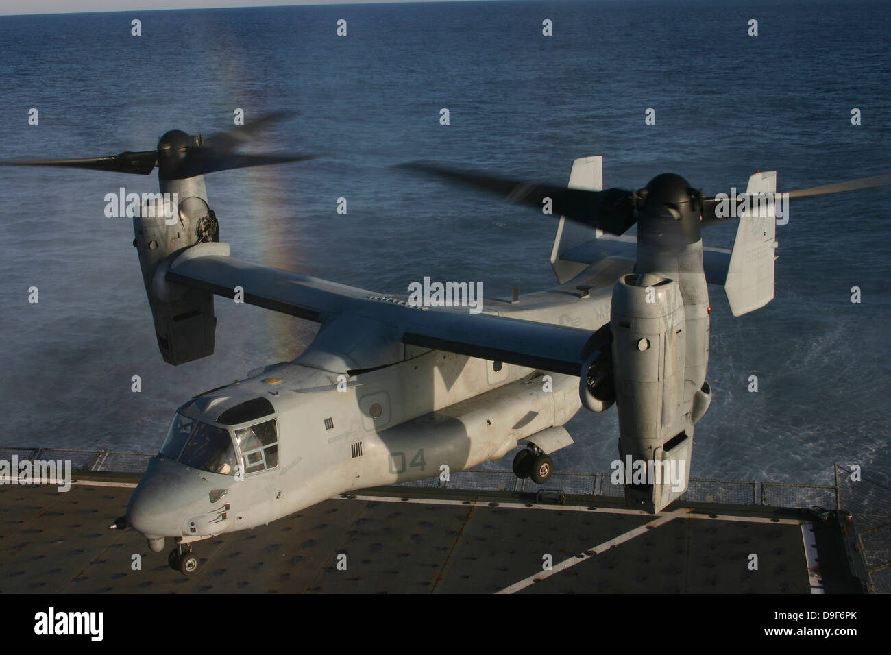 Ein MV-22 Osprey bereitet an Bord USNS Robert E. Peary zu landen. Stockfoto