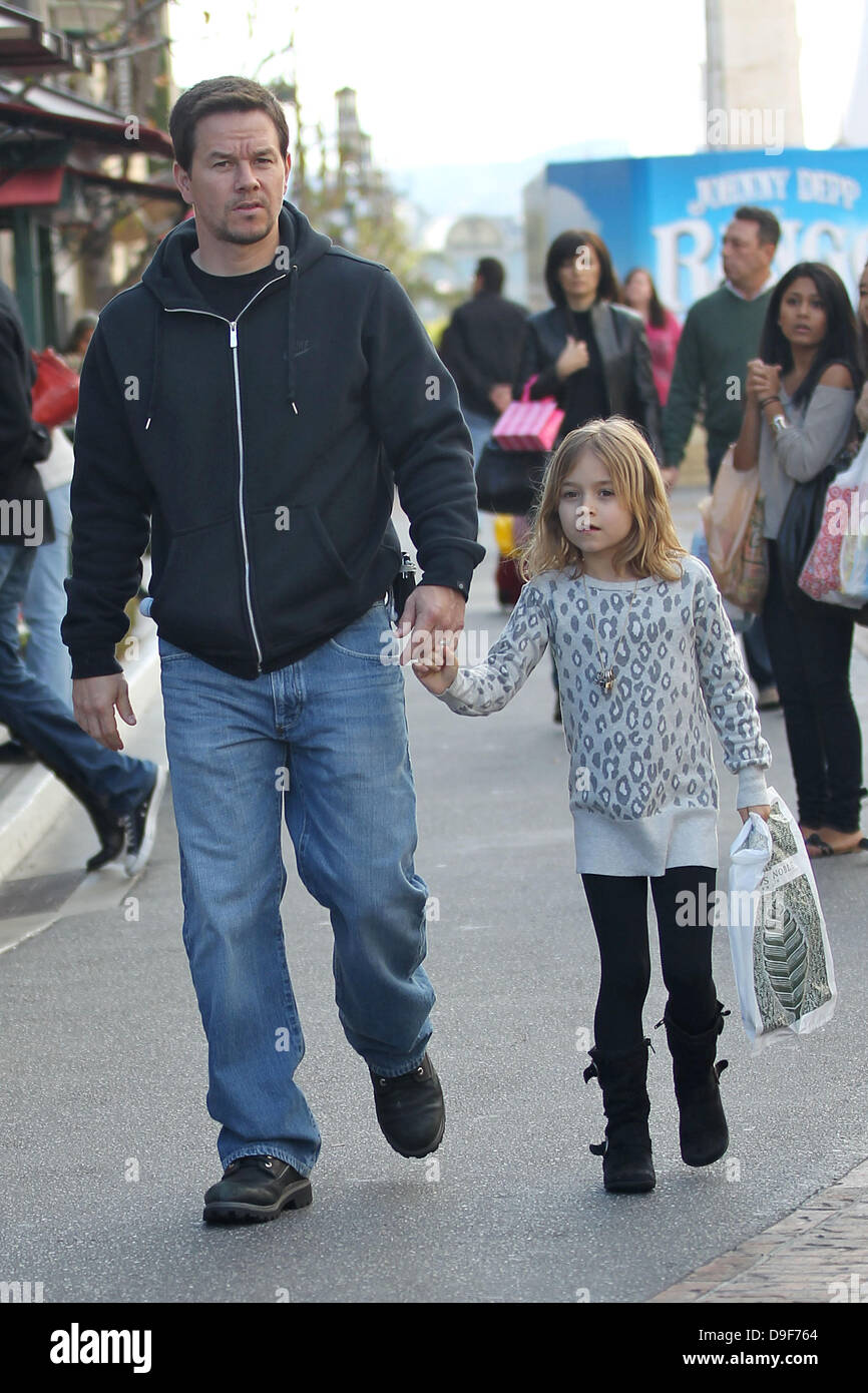 Mark Wahlberg und seine Tochter beim Einkaufen in The Grove Los Angeles,  Kalifornien - 26.02.11 Stockfotografie - Alamy