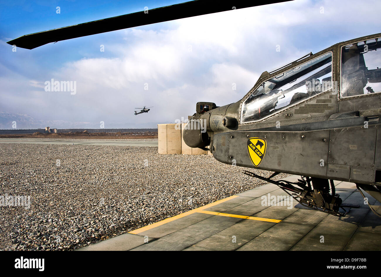 Ein AH - 64D Apache-Hubschrauber ist für eine Landung auf einer Militärbasis in Afghanistan. Stockfoto