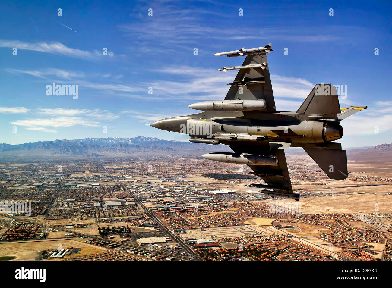 Ein Kampfjet bricht direkt auf einen Endanflug über nördlichen Las Vegas, Nevada. Stockfoto