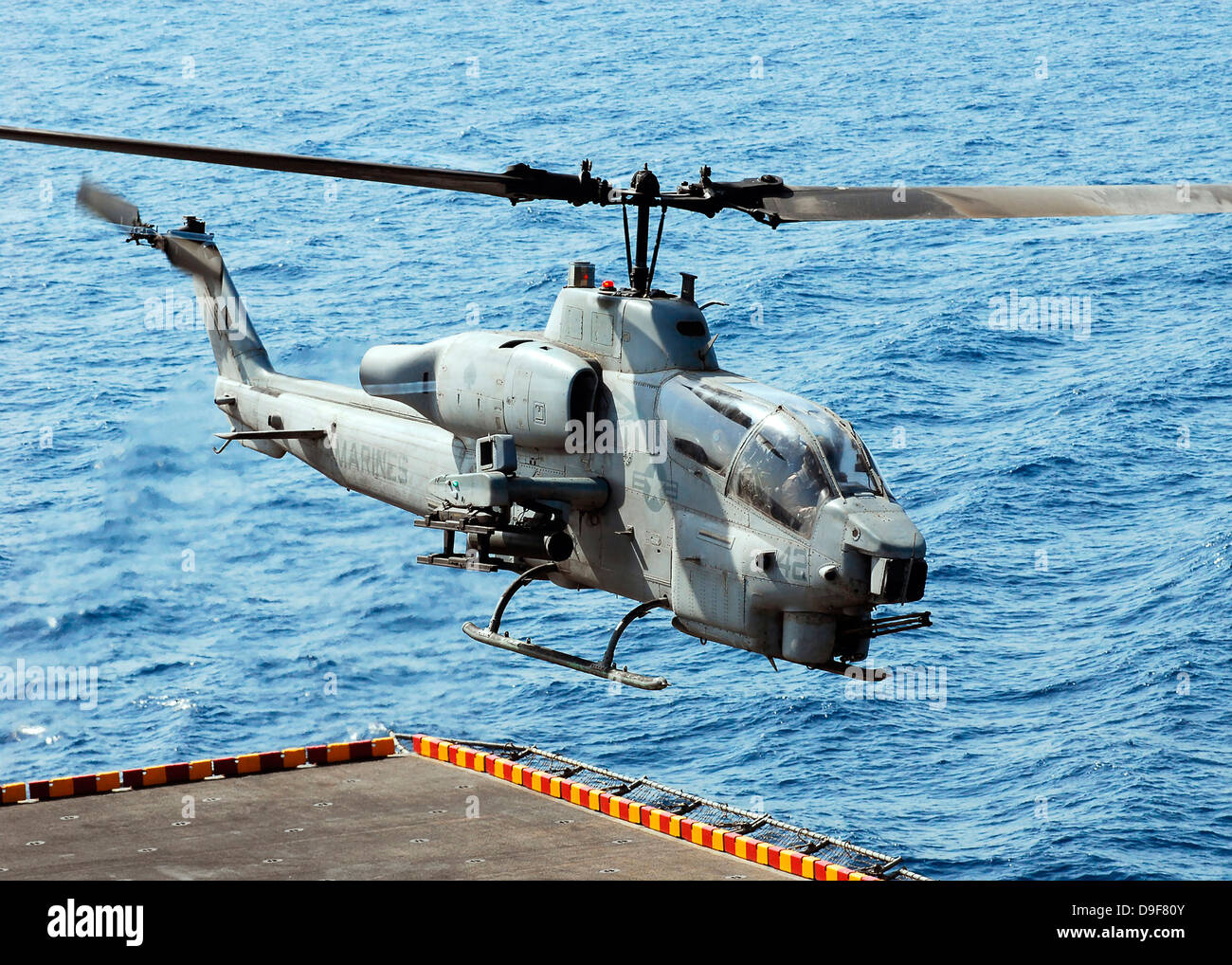 Ein AH-1W Super Cobra-Helikopter startet ab dem Flugdeck der USS Peleliu. Stockfoto
