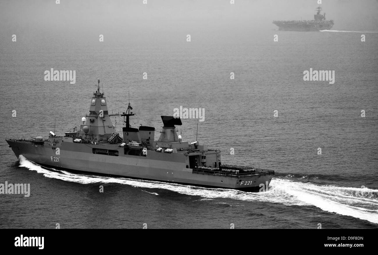 Deutsche Fregatte FGS Hessen Kreuzfahrten zusammen mit USS Harry S. Truman. Stockfoto