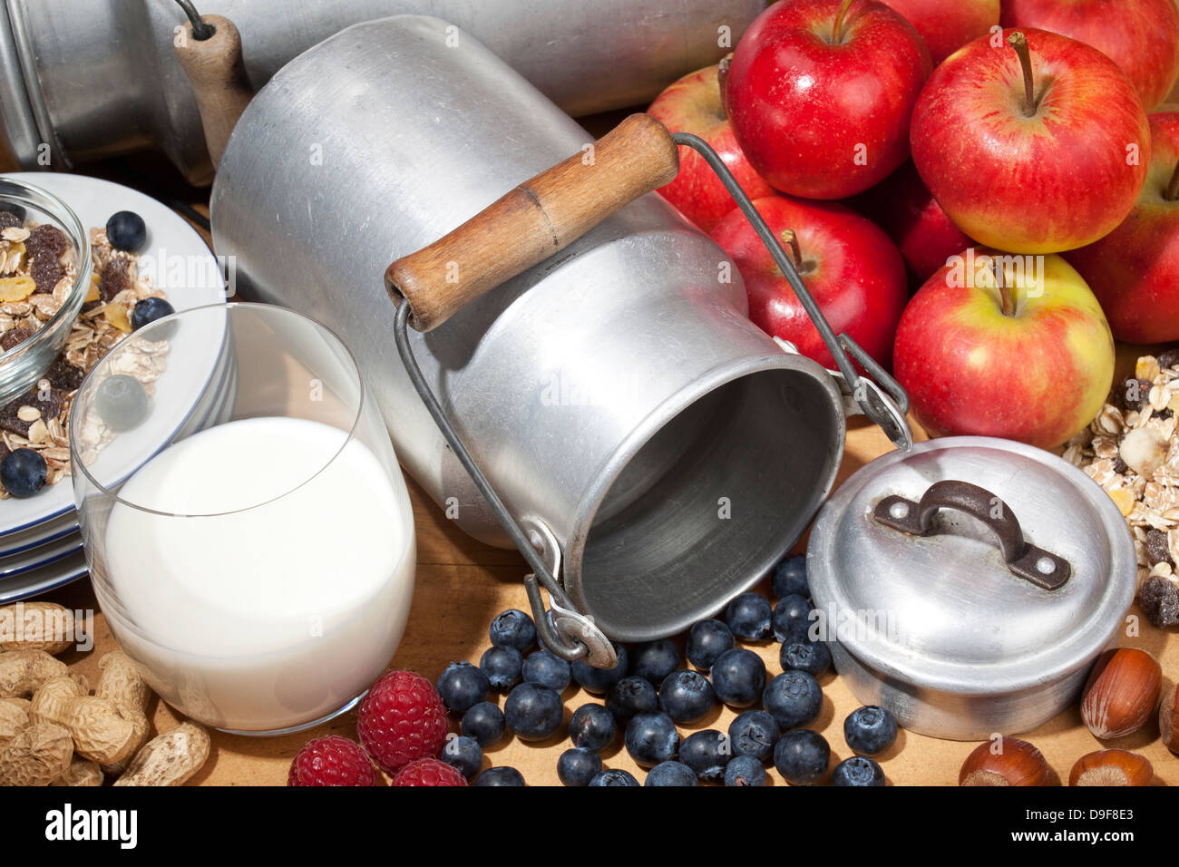 Verschiedene Früchte, Milch und Getreide, verschiedene Früchte, Milch und Getreide Stockfoto