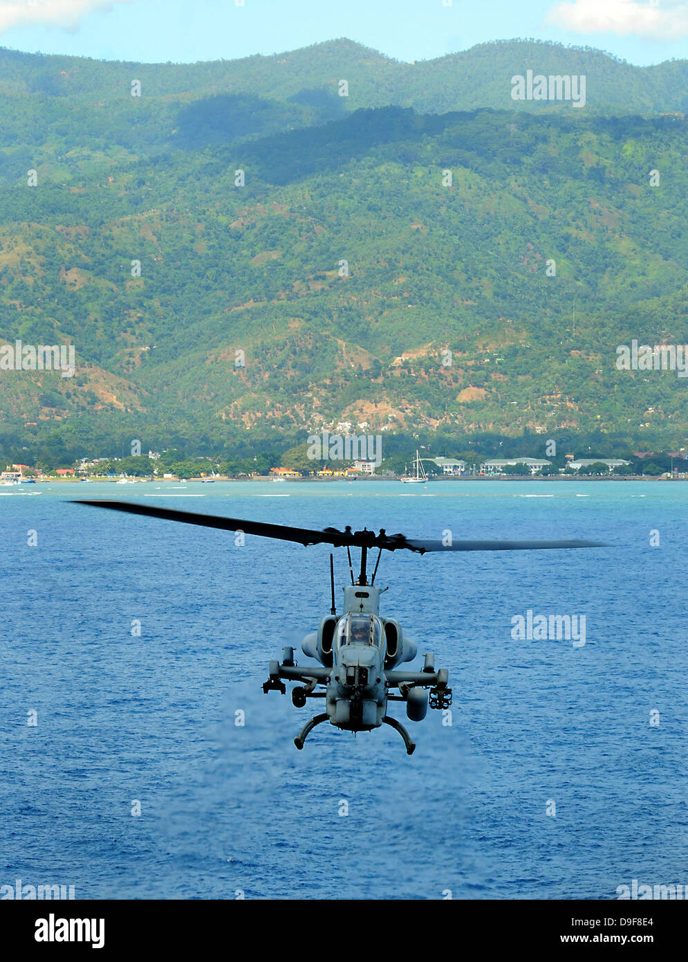 Ein AH-1W Super Cobra fliegt die Küste von Dili, Osttimor. Stockfoto