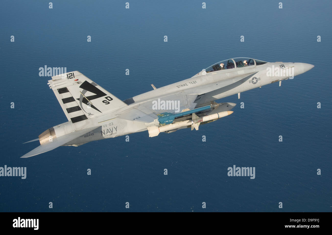 Eine F/A-18F Super Hornet führt ein captive Carry Testflug von einer AGM-88E Advanced Anti-Radiation Lenkflugkörper. Stockfoto