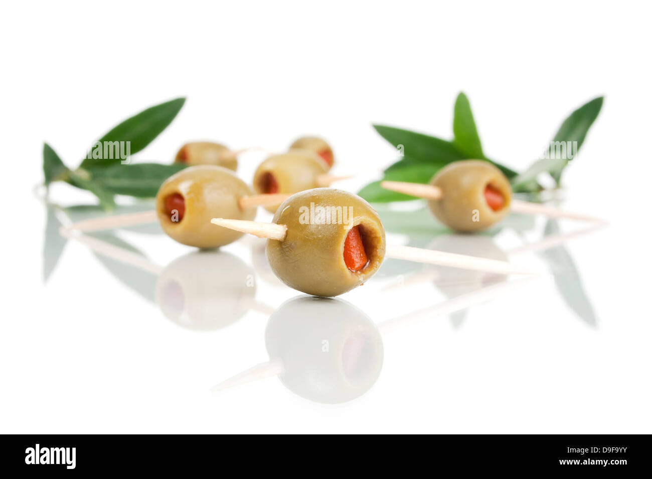Voller Oliven auf Zahnstocher gefüllte Olive auf Zahnstocher Stockfoto