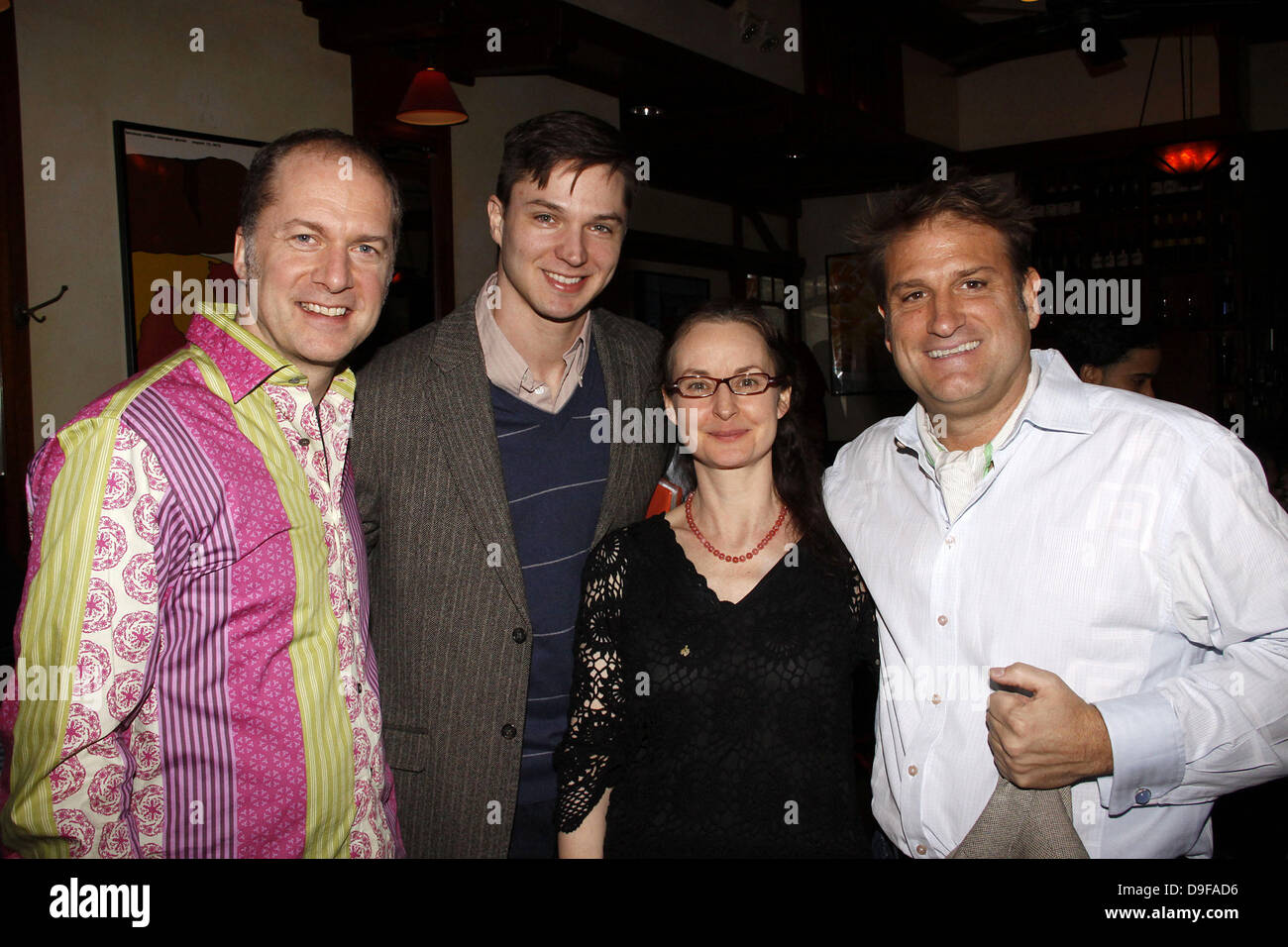 Daniel Jenkins, John Jeffrey Martin, Gast und Jeff Calhoun Henry Gastwirt Henry Rinehart und Jeff Calhoun Hosts Broadway Uhren die Oscars, ein besonderer Abend, wo die Broadway-Gemeinschaft den Oscar Uhren, ausgestrahlt, speist, trinkt und feiert im Lied, gehalten in Henrys Restaurant am Broadway und 105. Street New York City, USA - 27.02.11 Stockfoto