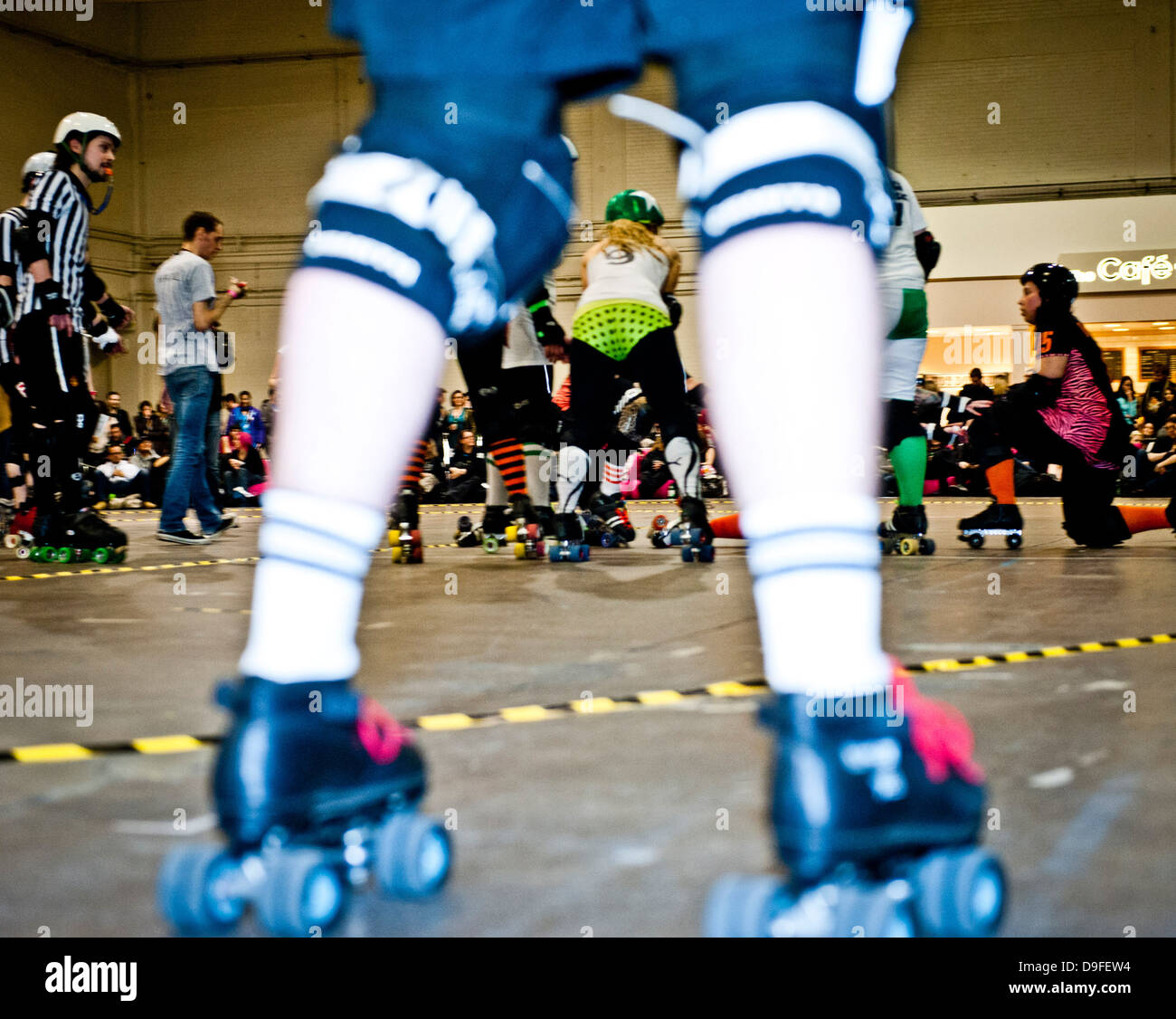 Roller Derby - London Roller Girls UK Teams der ersten Liga Vs Reisen Team Tiger Bay aus Cardiff, Brompton Hall Earls Court Stockfoto