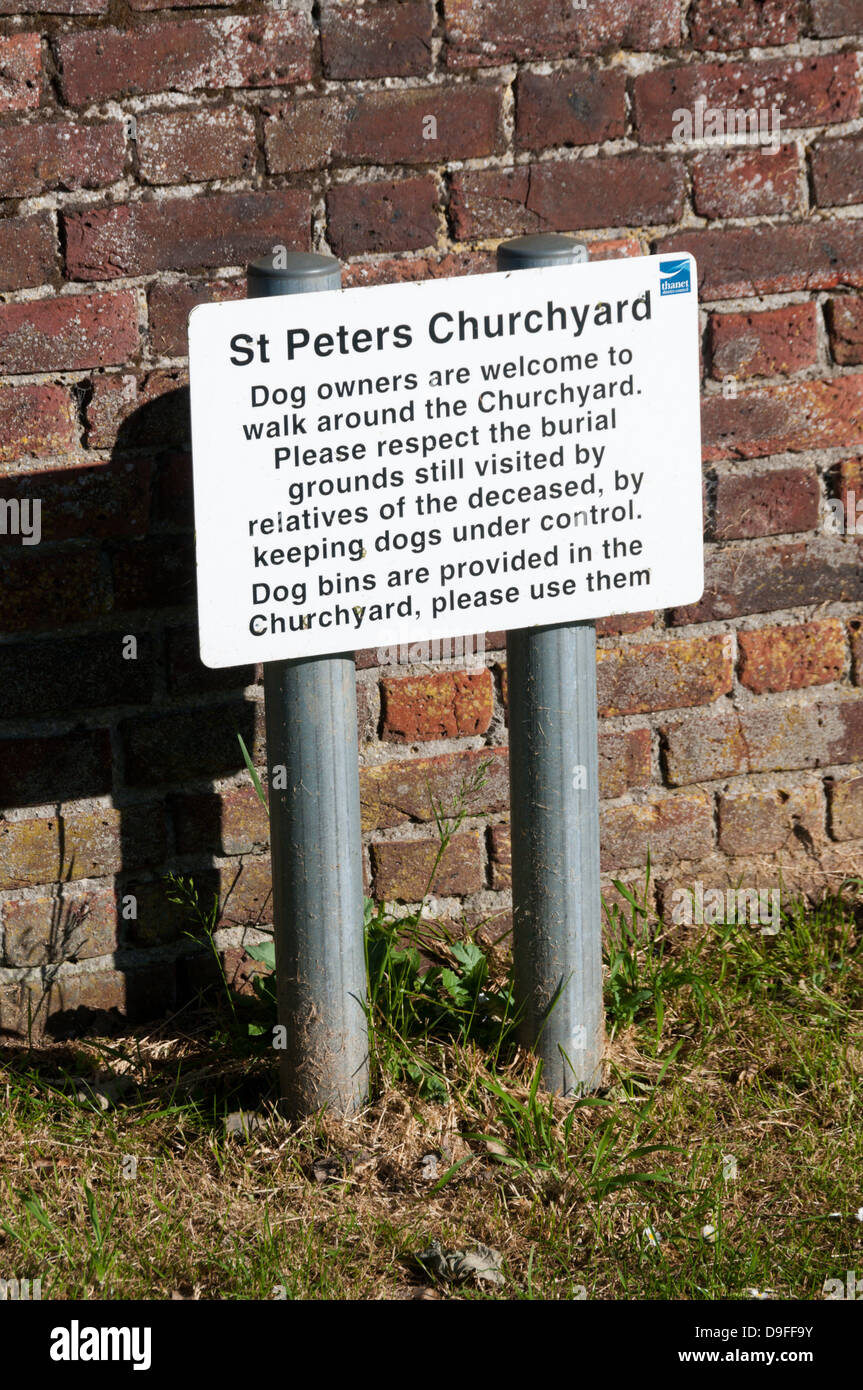 Ein Zeichen fragt Leute in St Peters Kirchhof Hunde unter Kontrolle zu halten. Stockfoto
