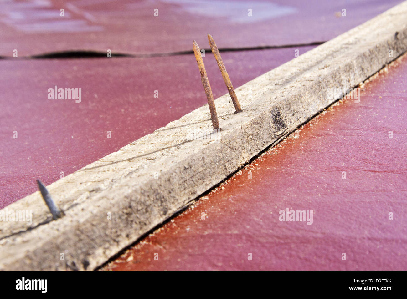 Rostige Naegel in Einer Holzlatte | Rostige Nägel in eine hölzerne Querstange | Stockfoto