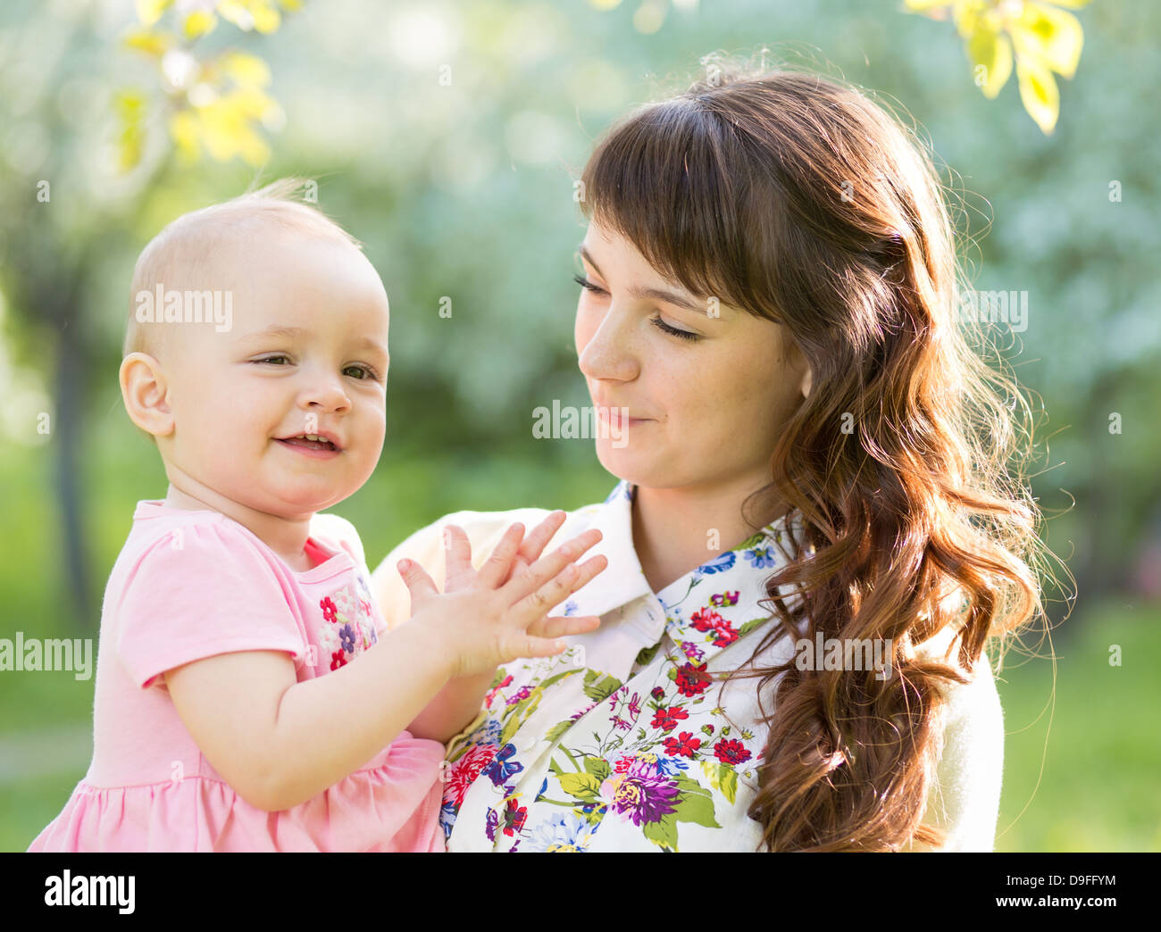 glückliche Mutter mit Baby im freien Stockfoto