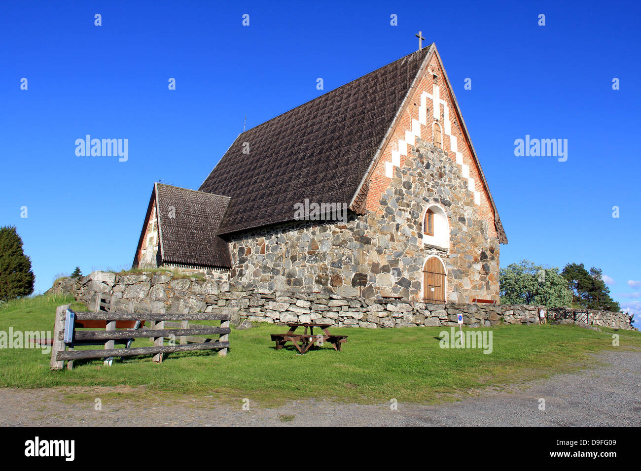 Die Dummköpfe-Kirche in Tyrvaa, Finnland ist eine späte mittelalterliche Steinkirche in natürlicher Umgebung. Es wurde wahrscheinlich im Jahre 1510-1516 errichtet. Stockfoto