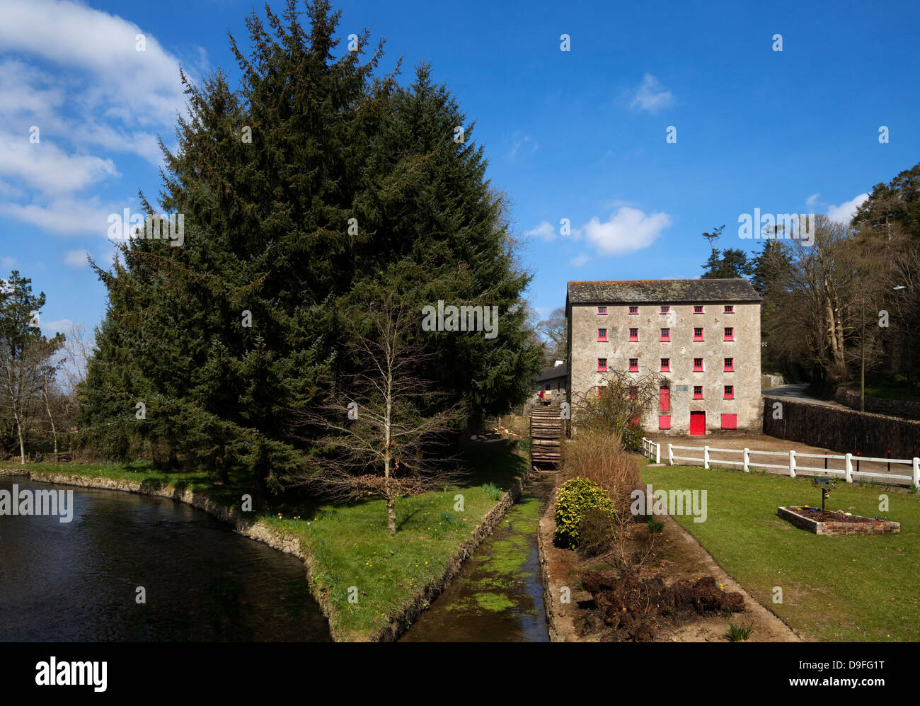 Murphy's alte Wasserrad und Mehl-Mühle am Fluss Corock, circa 1851, Foulkesmill, County Wexford, Irland Stockfoto