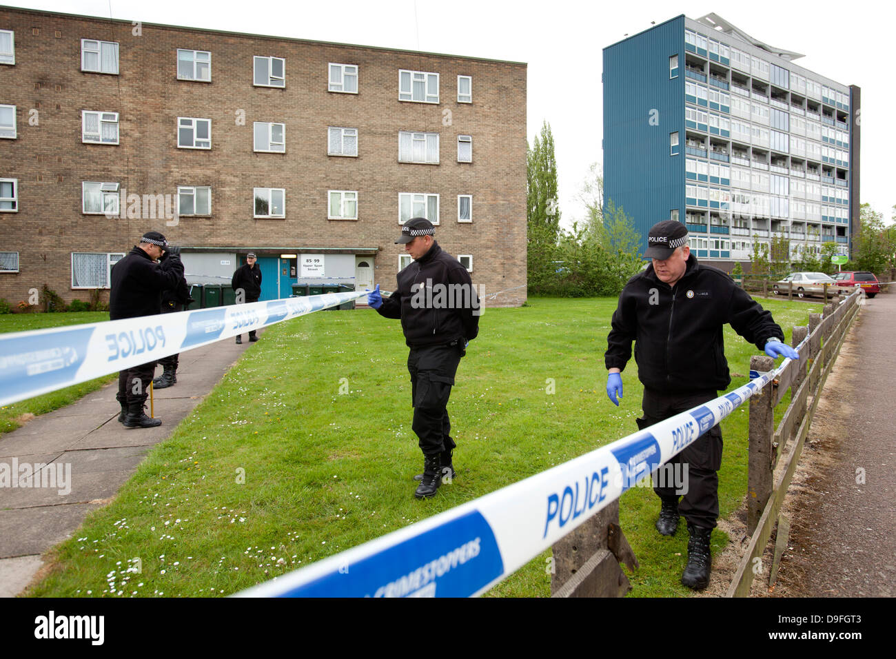 Polizei-Büros suchen den Boden rund um Spon Torhaus Wohnungen im oberen Spon Straße, Coventry nach der Entdeckung eines Körpers. Stockfoto