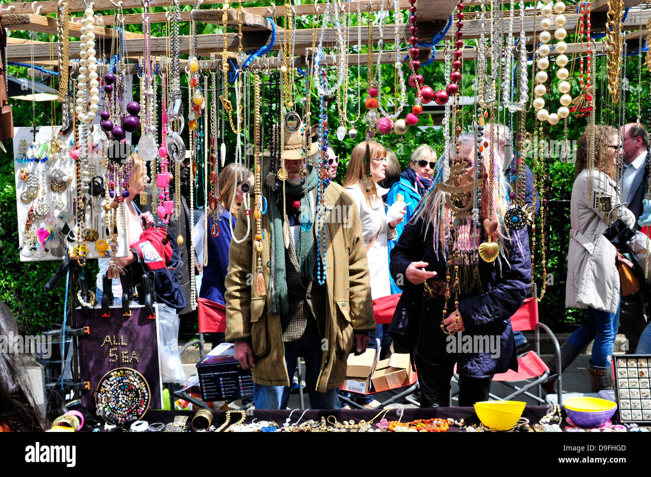 Schmuck-Stall in Portobello Market, London, UK. Stockfoto