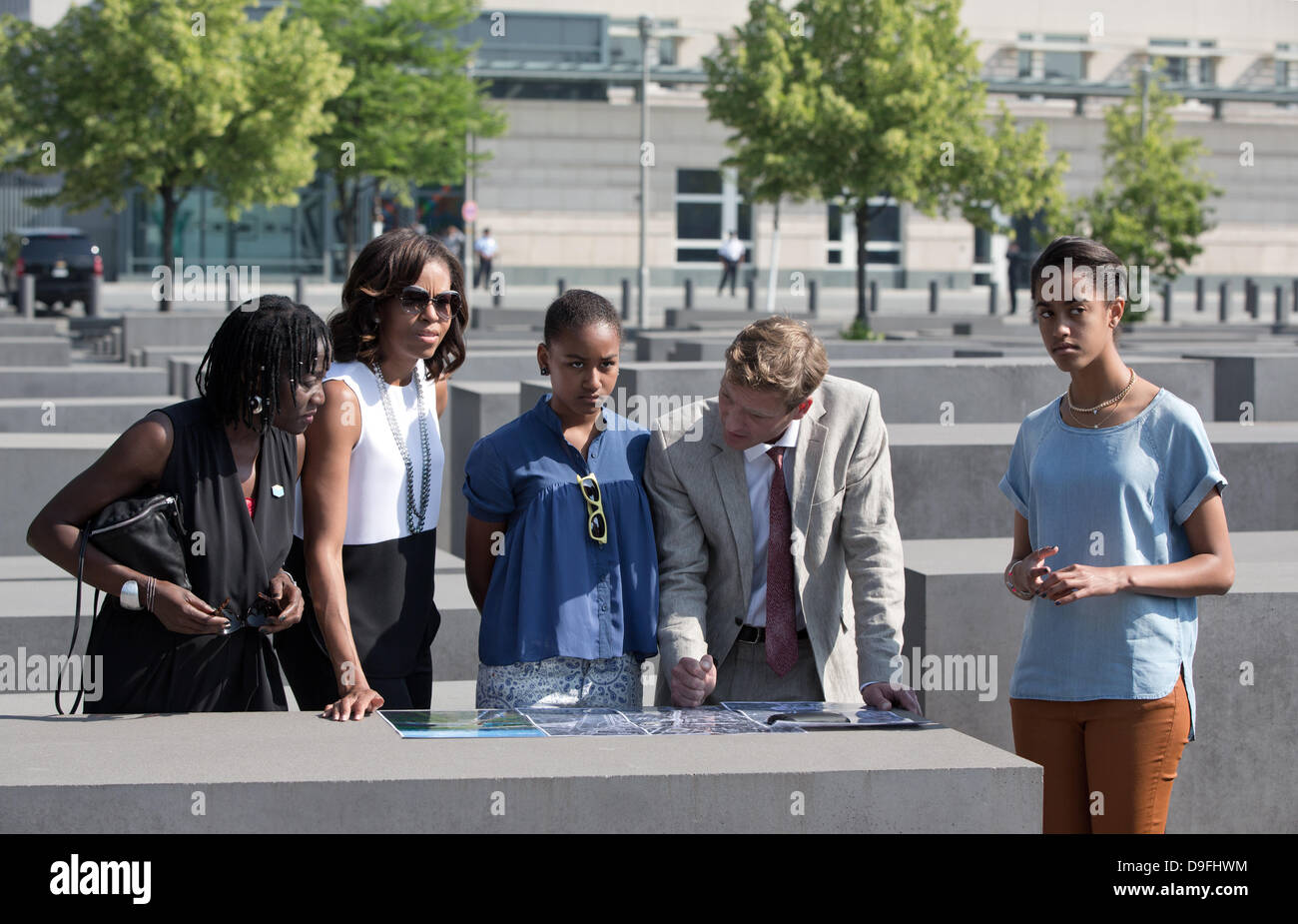 Berlin, Deutschland. 19. Juni 2013. US-Präsidentengattin Michelle Obama (2. L) besucht der Gedenkstätte für die ermordeten Juden Europas neben ihrem Ehemann Halbschwester Auma Obama (L) ihren Töchtern Sasha (C) und Malia (R) und Uwe Neumaerker, Direktor der Stiftung für das Denkmal in Berlin, Deutschland, 19. Juni 2013. Foto: Jörg Carstensen/Dpa/Alamy Live News Stockfoto