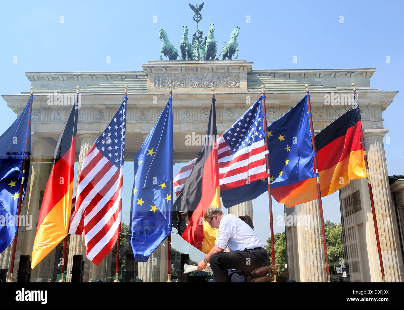 Flaggen der USA, Deutschland und Europa (EU) sind vor dem Brandenburger Tor vor der Rede von uns Präsident Barak Obama in Berlin, Deutschland 19 gebaut. Juni 2013. Foto: Stephanie Pilick/Dpa/Alamy Live News/Dpa/Alamy Live News Stockfoto