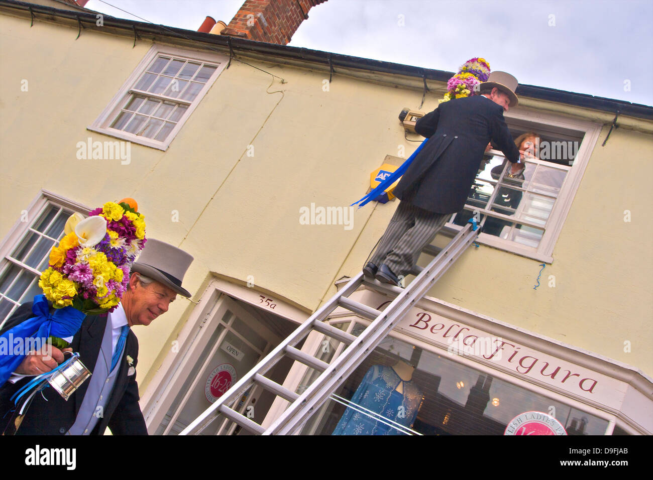 Tutti Mann aufsteigende Leiter erhalten eine Kuss, Tutti Tag, jährliche Hocktide Festival, Hungerford, Berkshire, England, UK Stockfoto