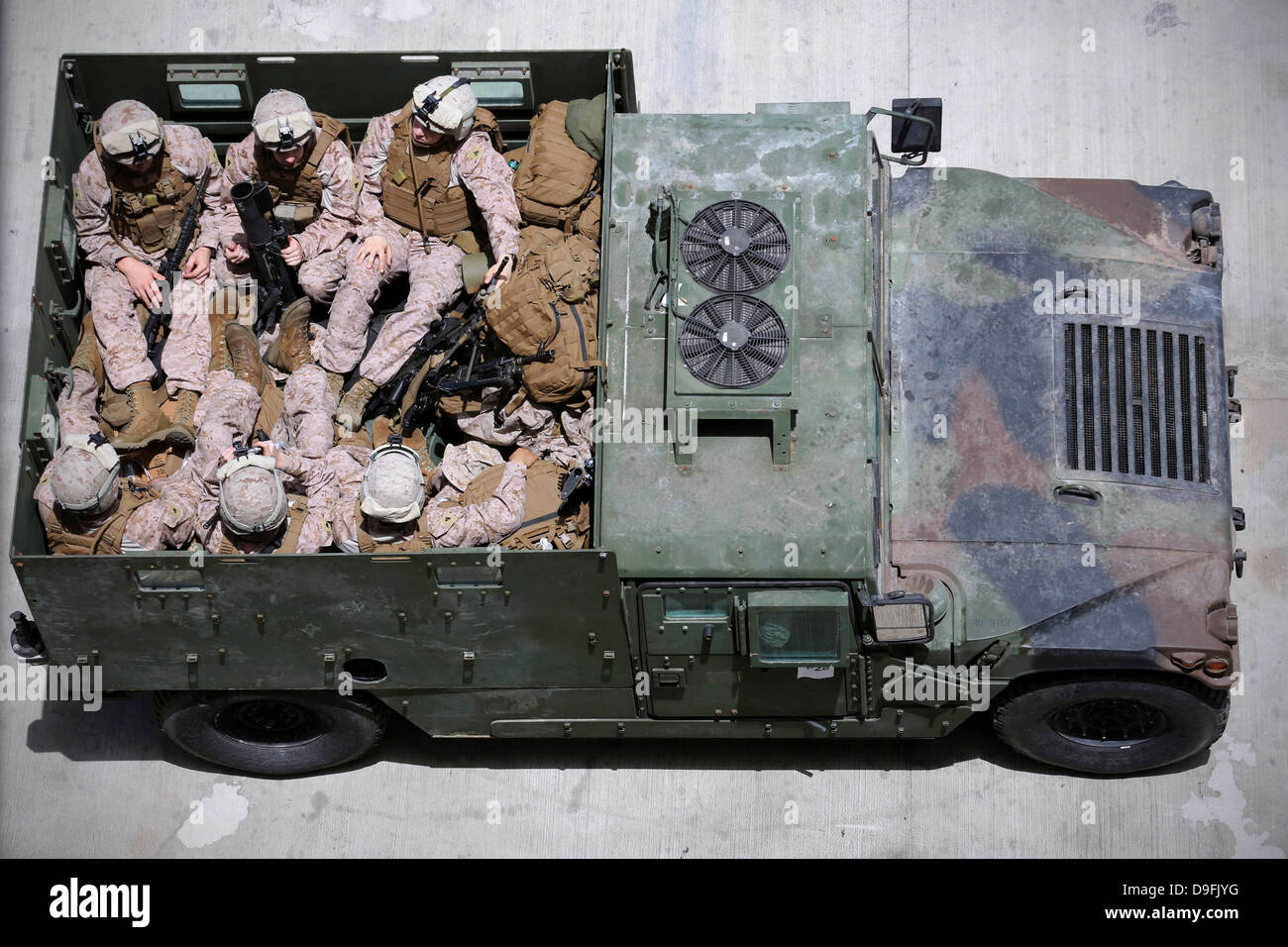 US Marines aus der 26. Marine Expeditionary Unit fahren auf der Rückseite ein Humvee während Übung eifrig Lion 2013 Juni 6, 2013 in Aqaba, Jordanien. Präsident Obama hat angekündigt, dass einige US-Truppen in Jordanien aufgrund des Bürgerkriegs in Syrien bleiben werden. Stockfoto