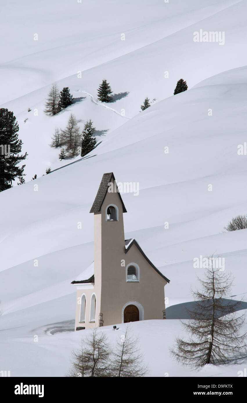Eine moderne Kapelle auf einem Schnee bedeckten Hügel am Passo Sella in den Dolomiten, Südtirol, Italien Stockfoto